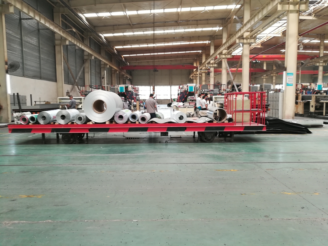 साफ करने और बनाए रखने के लिए आसान और कम रखरखाव भवन मुखौटे और दीवारों के लिए पूर्व चित्रित एल्यूमीनियम कॉइल