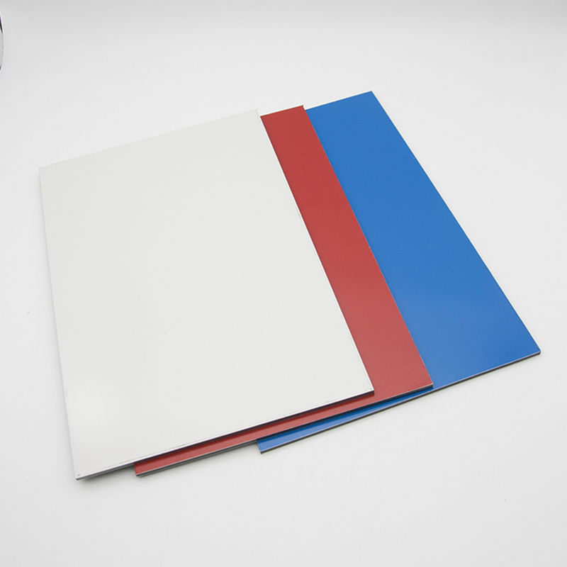 अविनाशी पीई कोर एल्यूमीनियम कम्पोजिट पैनल 3 मिमी चमकदार सफेद ACM ACP निर्माण सामग्री के लिए